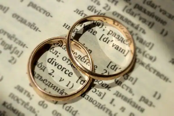 Image of rings removed before divorce mediation Sevenoaks